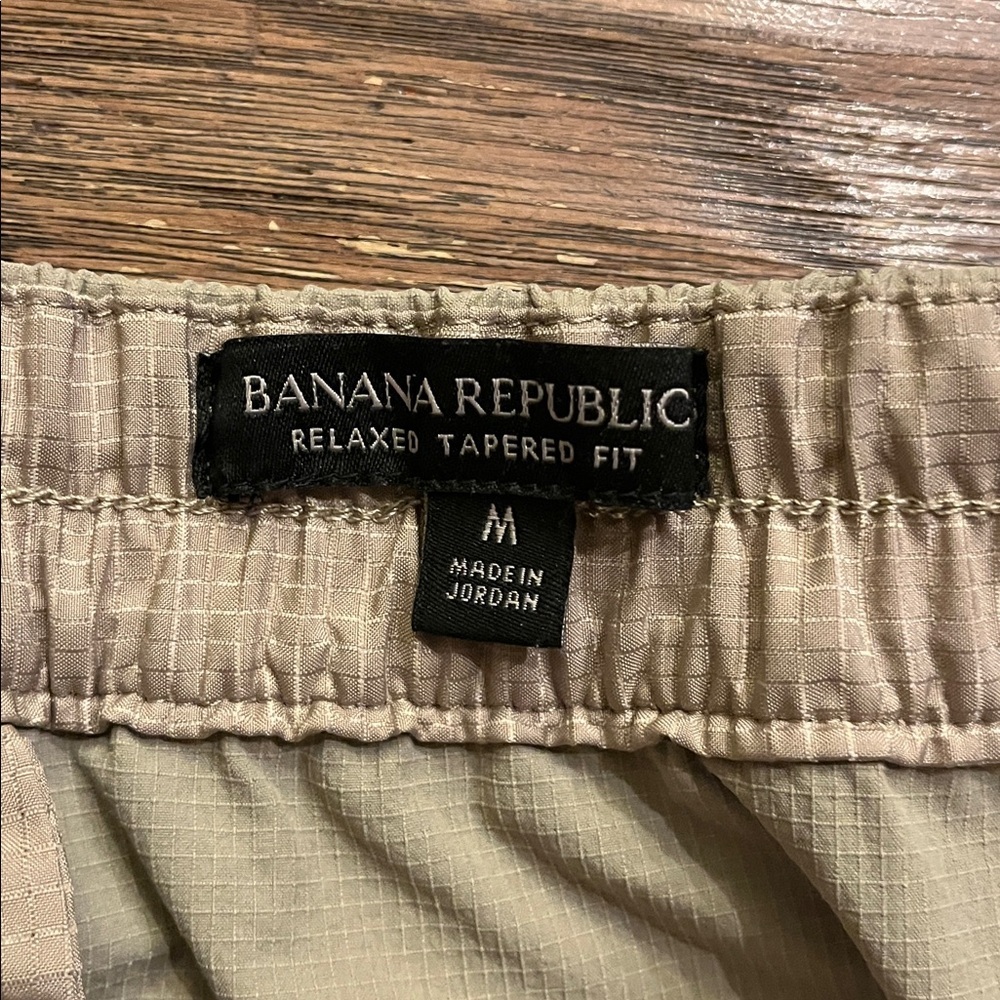 Banana Republic Men's Motion Tech Relaxed Tapered Pant in Khaki Size M - Picture 2 of 7